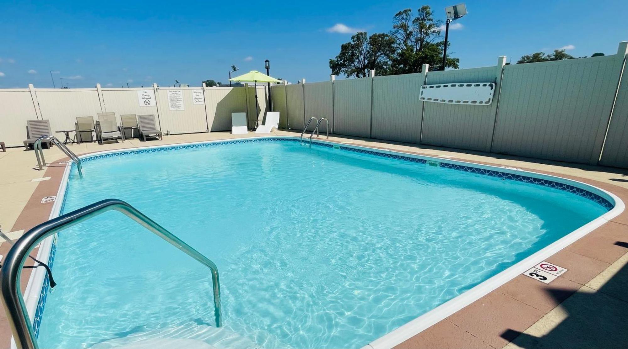 Clarion Inn & Suites Evansville Zewnętrze zdjęcie